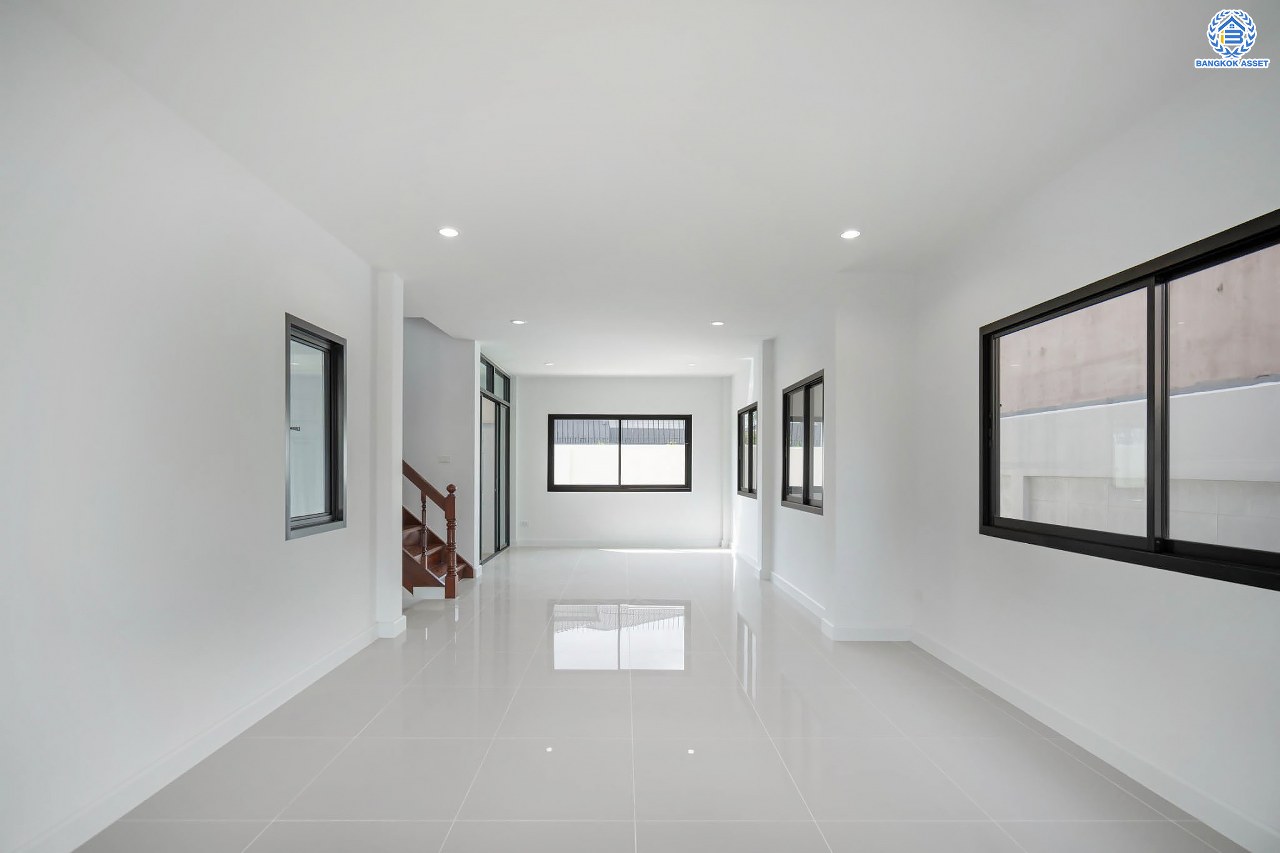 บ้านมือสองตกแต่งใหม่ โครงการ บ้านสวนดอกไม้ ปิ่นเกล้า เนื้อที่ 72.7 ตร.ว. บนพื้นที่ใช้สอยถึง 202 ตร.ม. ฟังก์ชันจัดเต็ม 3 ห้องนอน 3 ห้องน้ำ จอดรถได้ 4 คัน บนทำเลเชื่อมต่อเมืองอย่างรวดเร็ว ใกล้ทางคู่ขนานลอยฟ้าบรมราชชนนี ทางด่วน "กาญจนาภิเษก" ม.มหิดล และเซ็นทรัลปิ่นเกล้า